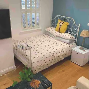  Privatunterkunft Mock Georgian, Modern Hackney Delight